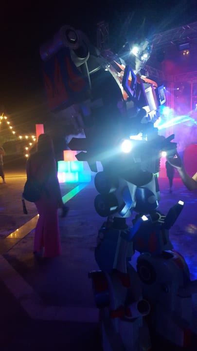 Roboter-neon Night Show Starlight Resort Hotel