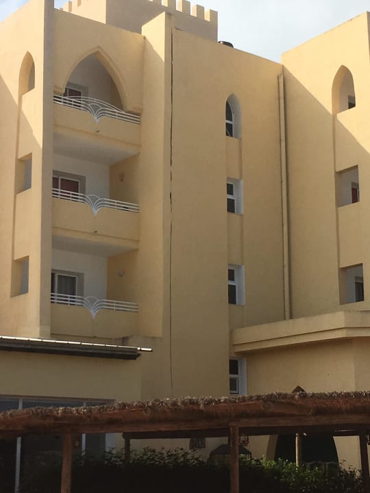 Riesen Riss im Gebäude. Skanes Serail Aquapark