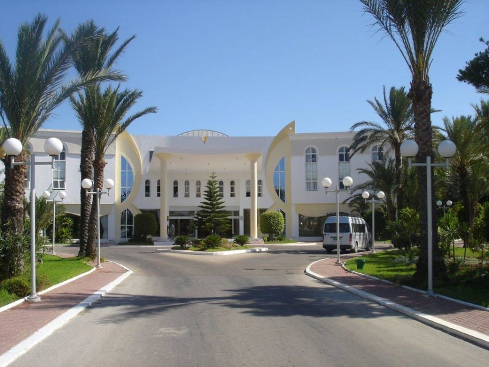 Blick auf den Eingang des Hotels Ruspina Beach Resort