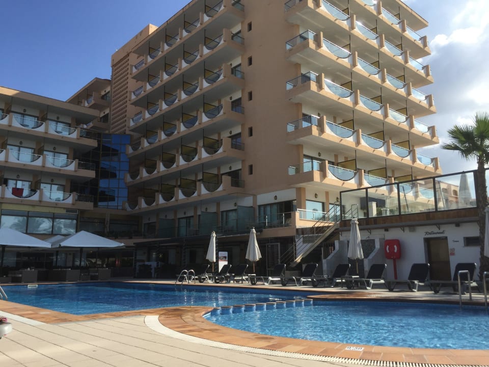 Blick auf Haus und Pool Hotel Playa Golf