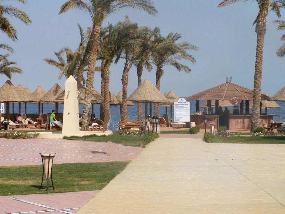 Pomiędzy basenem a plażą Sharm Grand Plaza Resort
