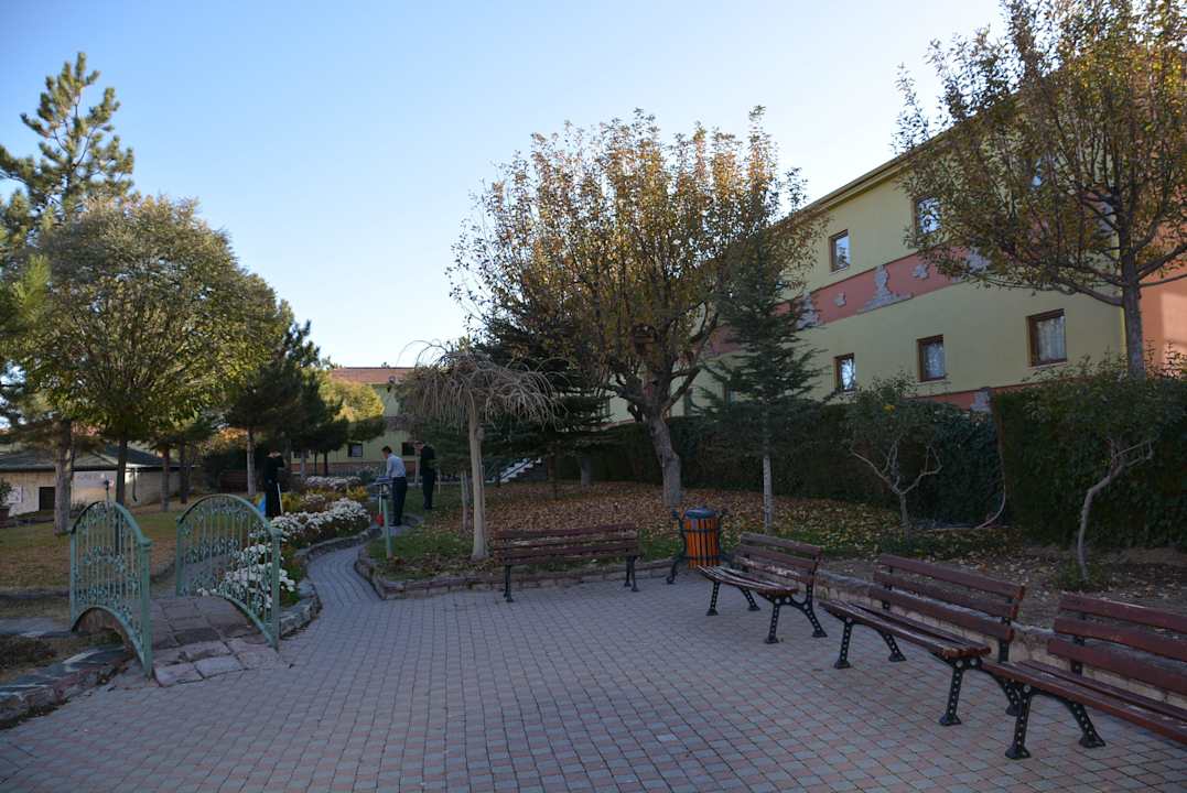 Gartenbereich mit Wohnblock 4 und 5 Monark Hotel Cappadocia