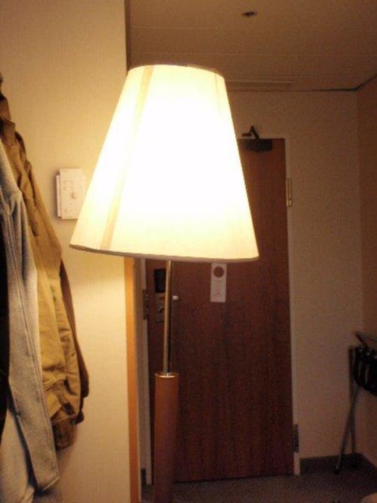 Schiefe Stehlampe Crowne Plaza ® Hamburg - City Alster
