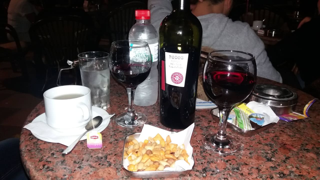 Abends an der Bar des Kalithea Mare Hotel Kalithea Horizon Royal