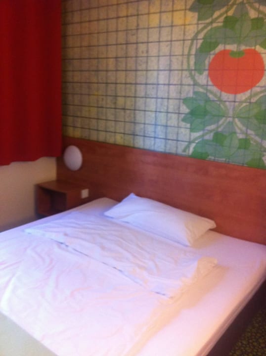 Blick auf's Bett B&B Hotel Frankfurt-West