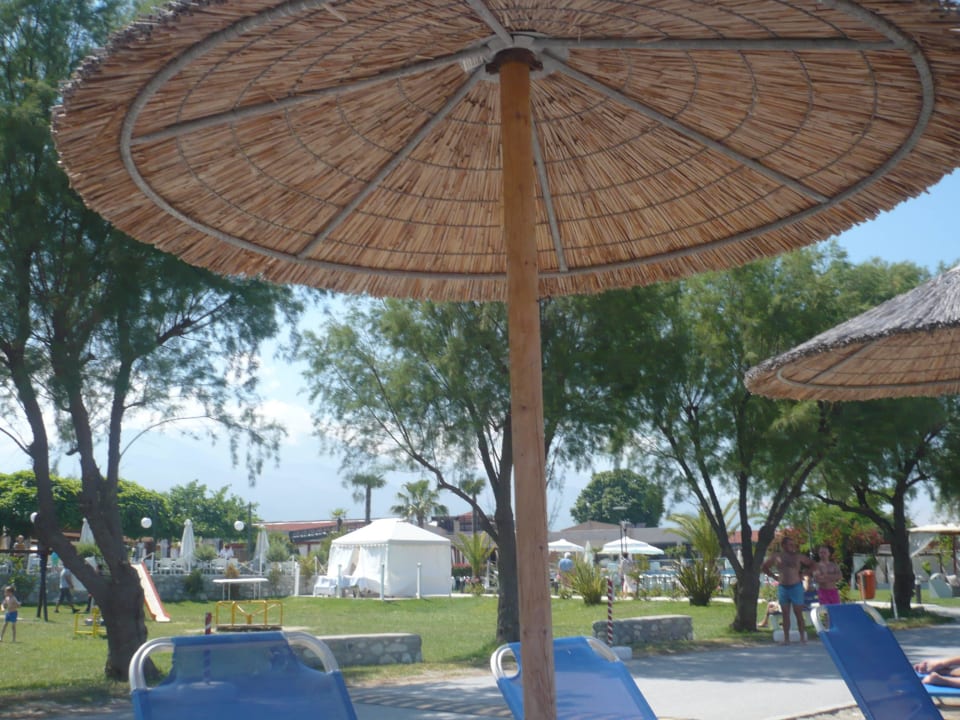 Strandausblick auf die Außenanlage alltoura Club Hotel Poseidon Palace