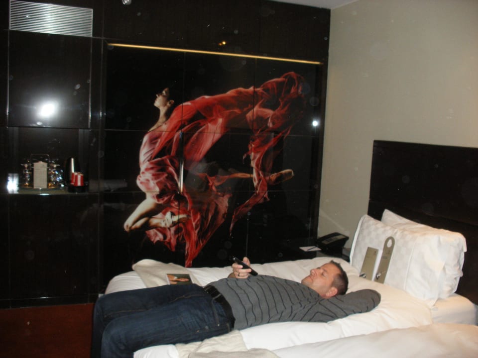 Teebereiter links, daneben Kleiderschrank Park Plaza Westminster Bridge London