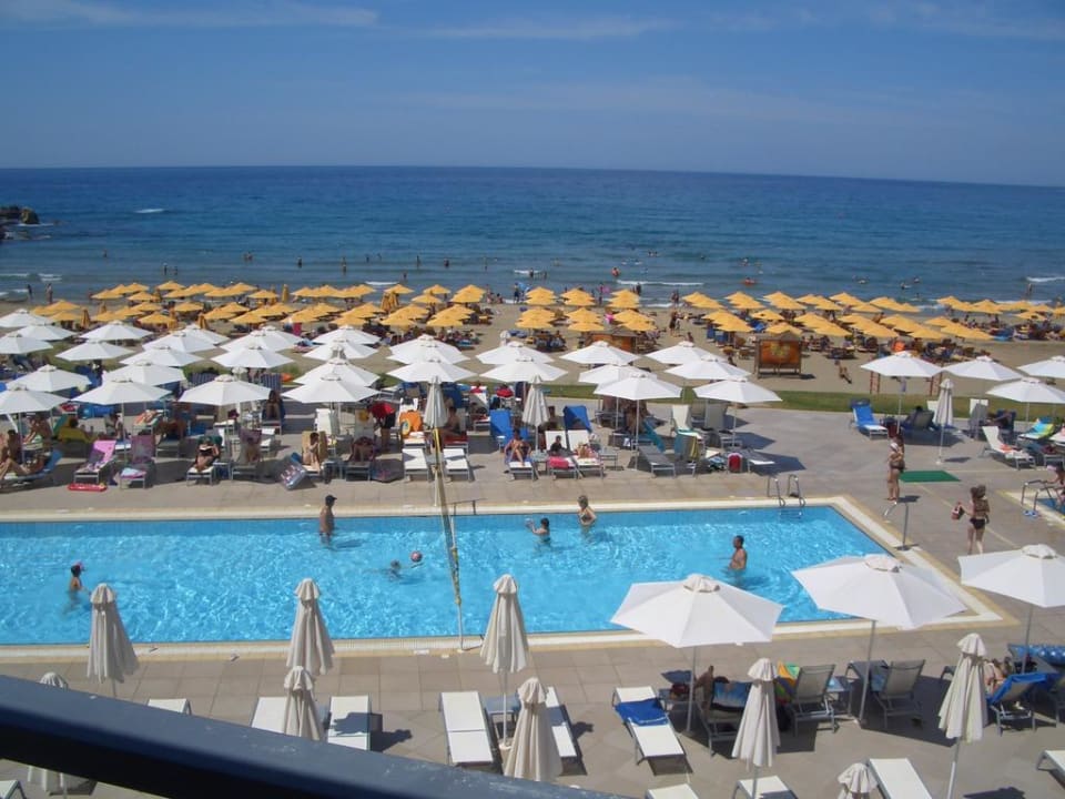 Der Wasser-Volleyball-Pool Atlantica Mikri Poli Crete