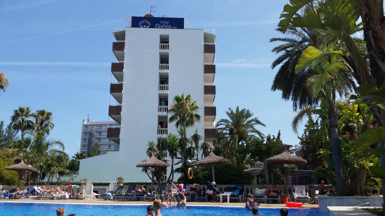 Pool mit Blick auf Hotel Bahía de Alcúdia Hotel & Spa