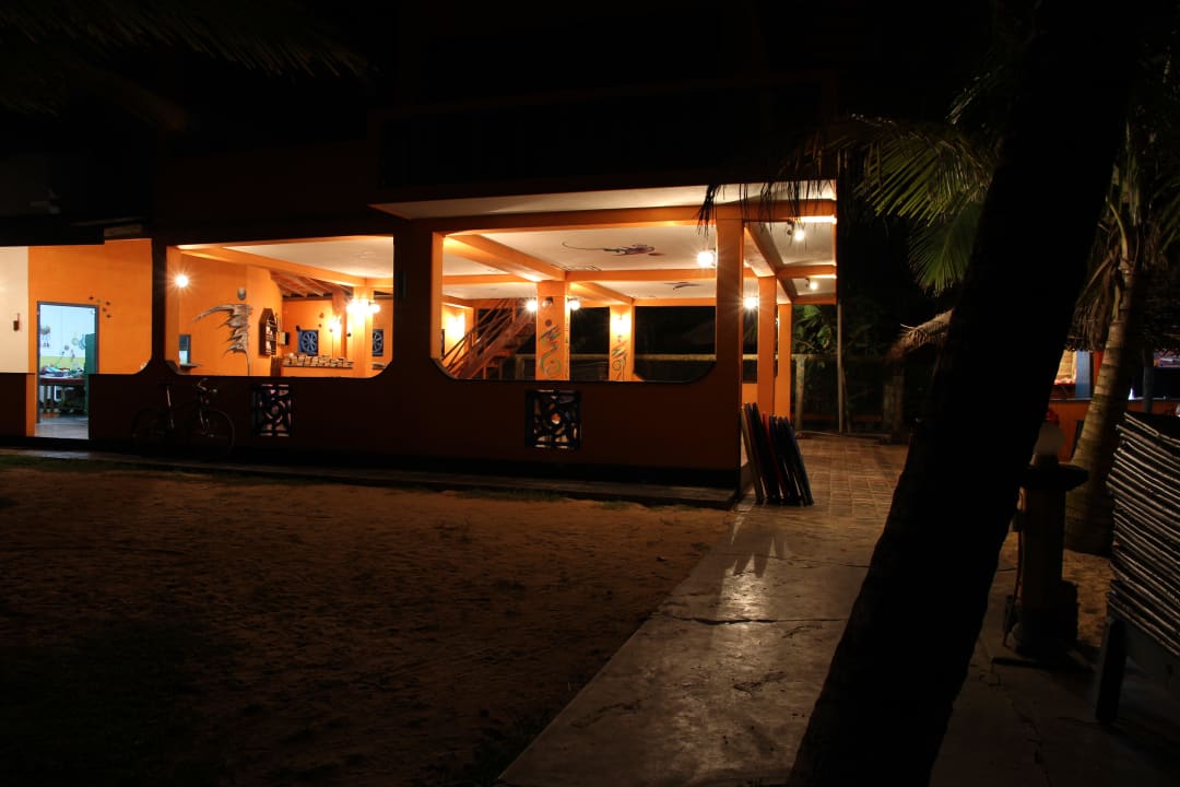 Restaurant bei Nacht Palm Beach Guesthouse