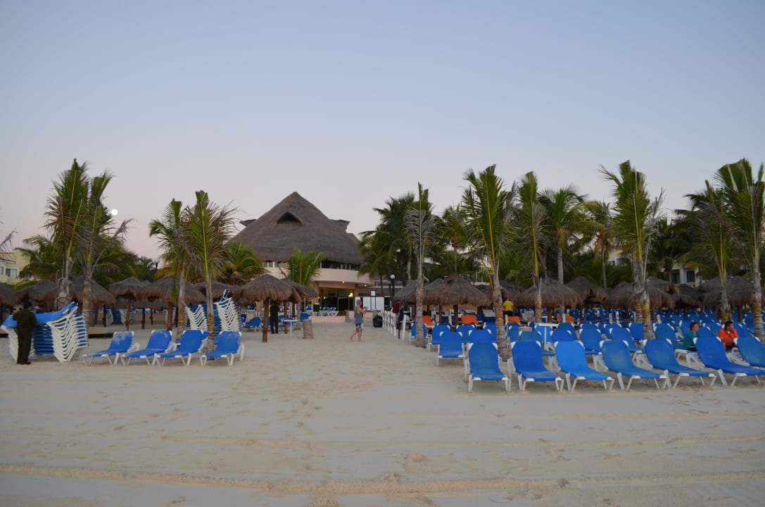 Liegebereich am Strand Viva Maya by Wyndham - All Inclusive Resort