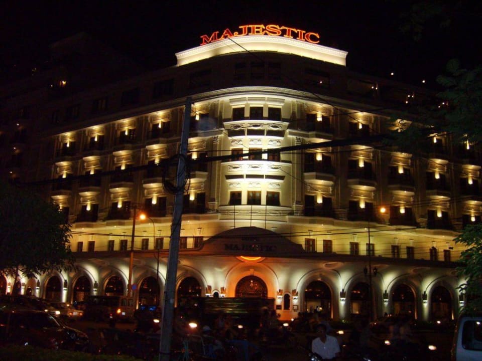 Hotel bei Nacht Hotel Majestic Saigon