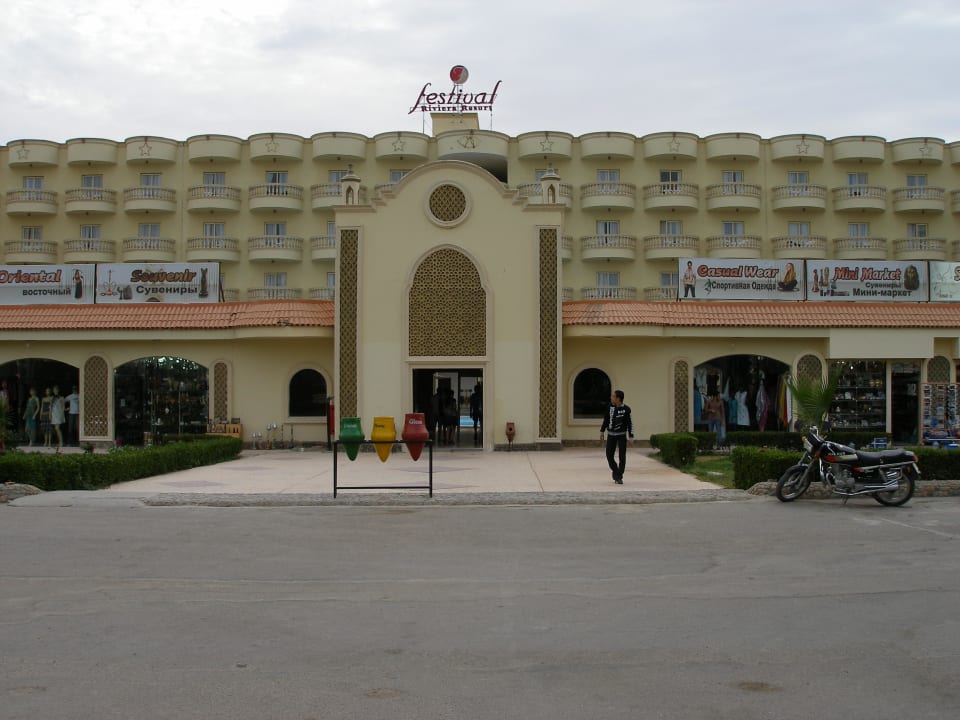 Вид на клаб со стороны главного корпуса Riviera Aqua Park Resort