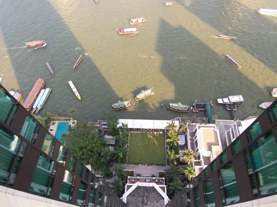 Blick auf Bootsanleger von 31. Etage Hotel The Peninsula Bangkok