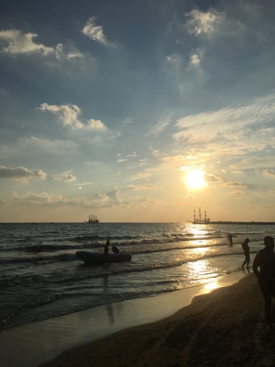 Strand Well Palace Side