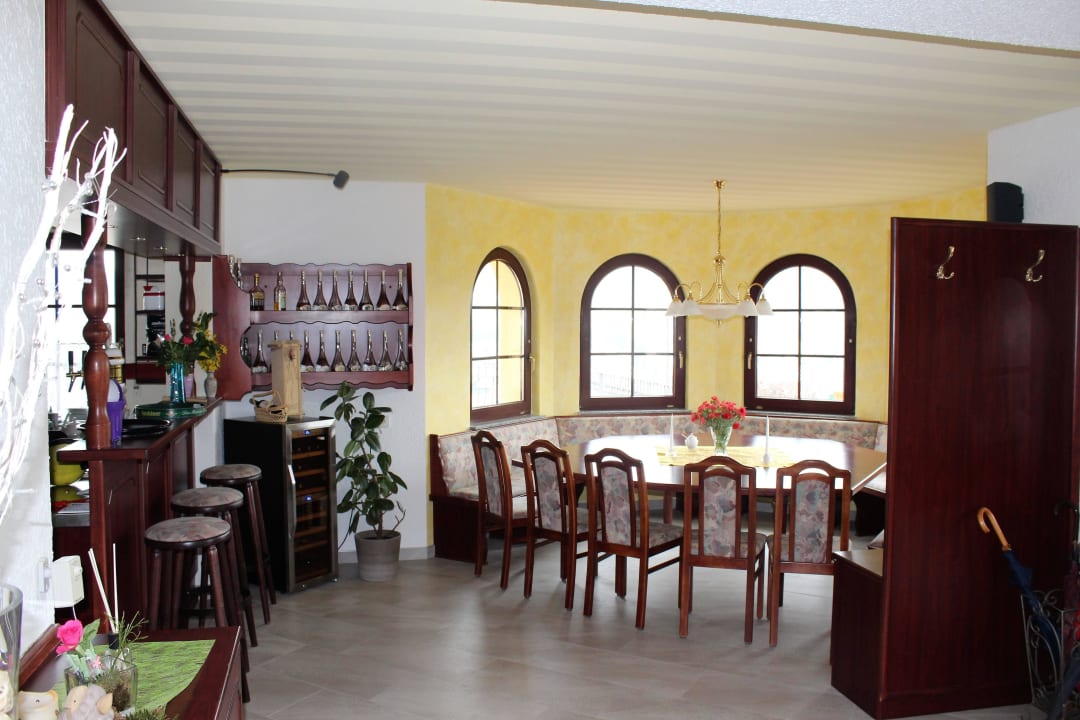 Restaurant, Blick in den Turm mit großer Tafel Pension Turmschloesschen