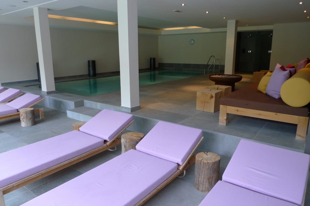 Pool und Ruheliegen MONTAFON Lodge Hotel und SPA