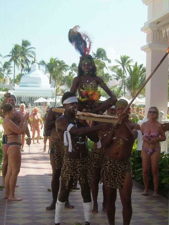 Etwas Animation beim Mittagessen Hotel Riu Palace Punta Cana