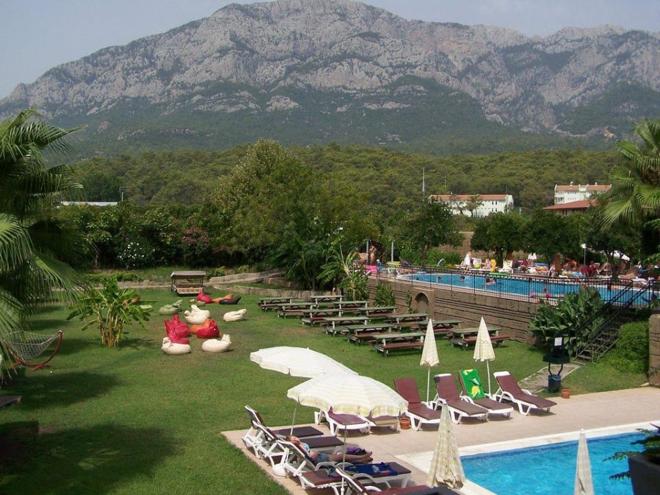 Poolanlage am Haupthaus Armas Gül Beach
