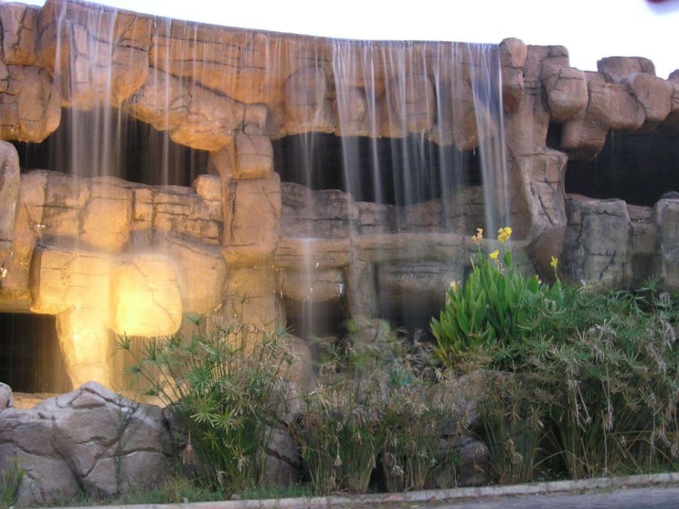 Der Wasserfall vor dem Hotel VONRESORT Golden Beach