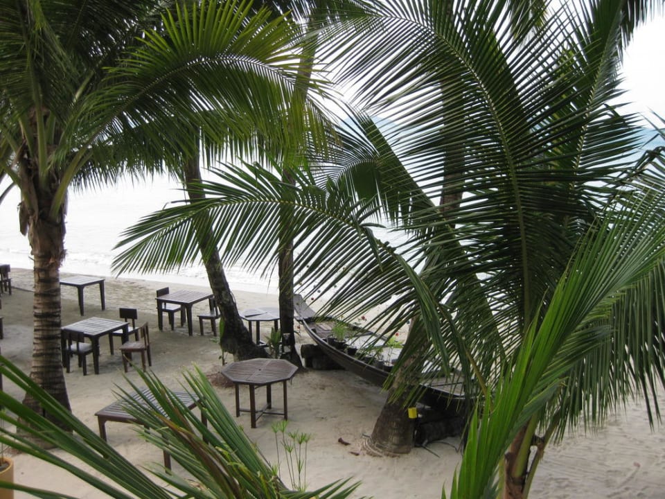 Blick vom Frühstücksraum auf das Meer und die Bar Barali Beach Resort Koh Chang