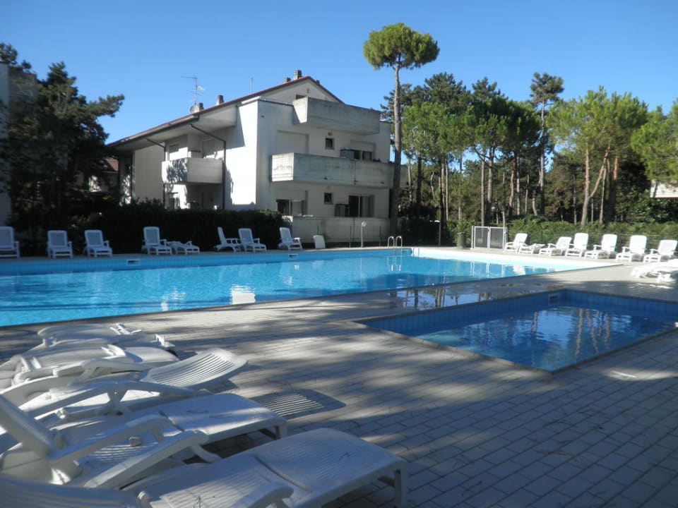 Pool und Kinderbecken Villaggio Parco Hemingway