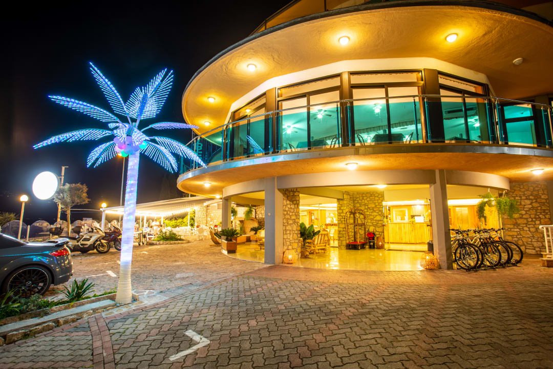 Außenansicht Hotel Caribe - Garda Lake Collection