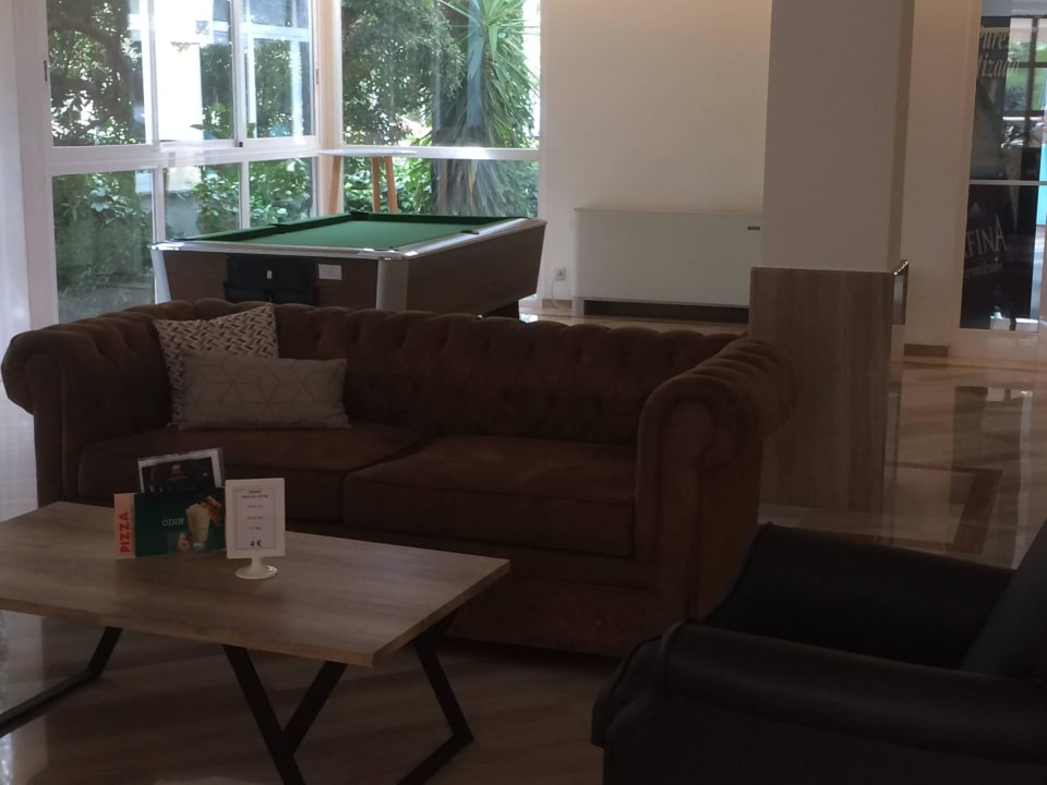 Schöne Sofas in der ganzen Lobby Hotel Vista Odin