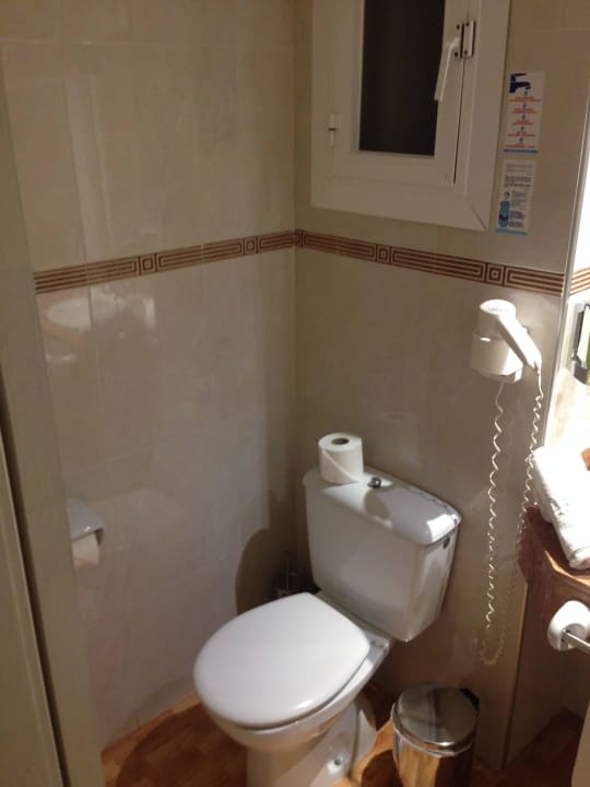 WC mit Fenster zum Entlüftungsschacht Roc Oberoy