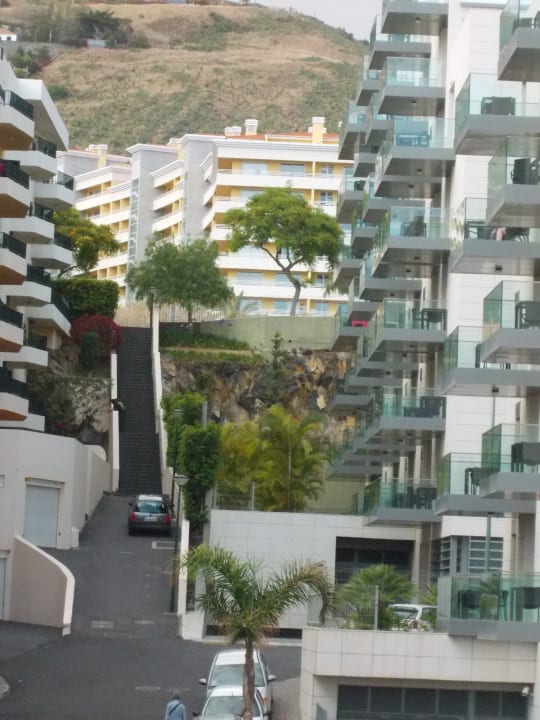 Sackgasse mit Treppe zur oberen Straße Block B+A Hotel Golden Residence