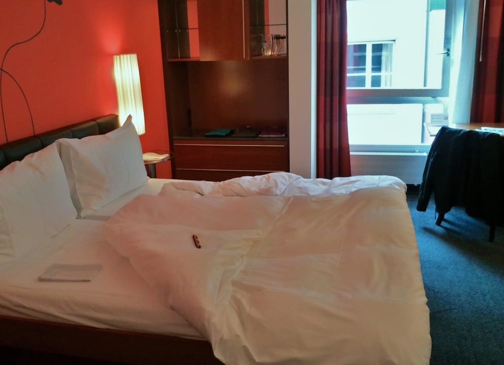 Zimmer mit Fenster gegen Altstadt Hotel Basel - Da wohnen, wo Basel lebt!