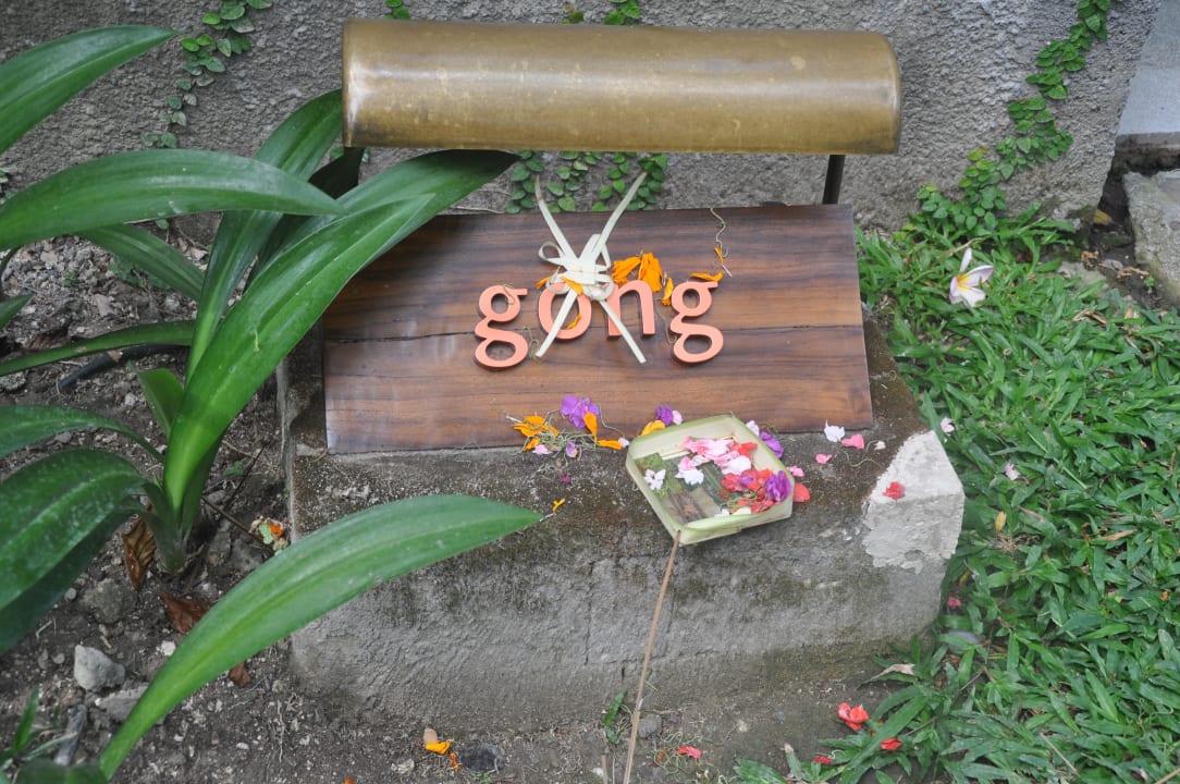 Beleuchtetes Schildchen zum gong-Restaurant Kayumanis Sanur Private Villa & Spa