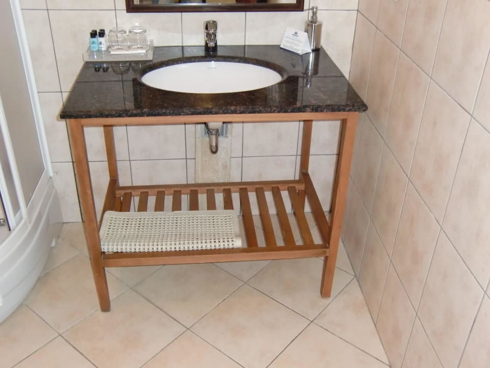 Waschtisch mit Shampoo, Duschgeld, Nagelfeile... Labranda Alantur Resort