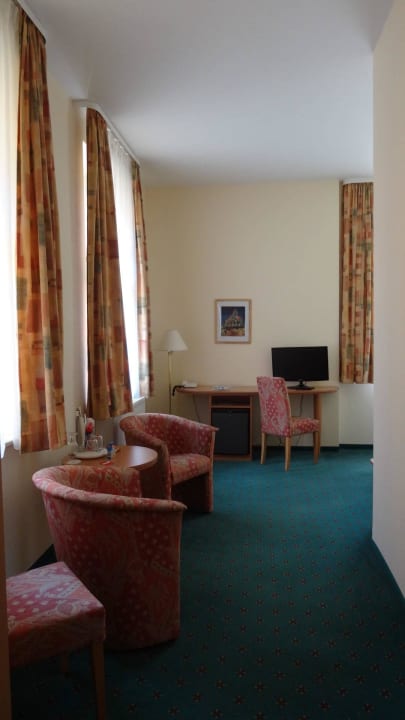 Sitzecke, Schreibtisch mit TV Ferien Hotel Villa Südharz