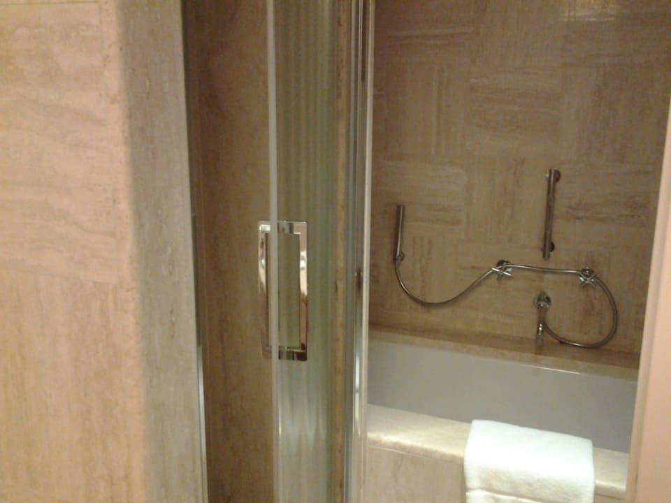 Vasca e doccia Sheraton Parco de' Medici Rome Hotel