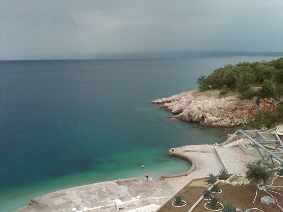 Strand vor dem Hotel Wyndham Grand Novi Vinodolski Resort - The View & Family Apartments