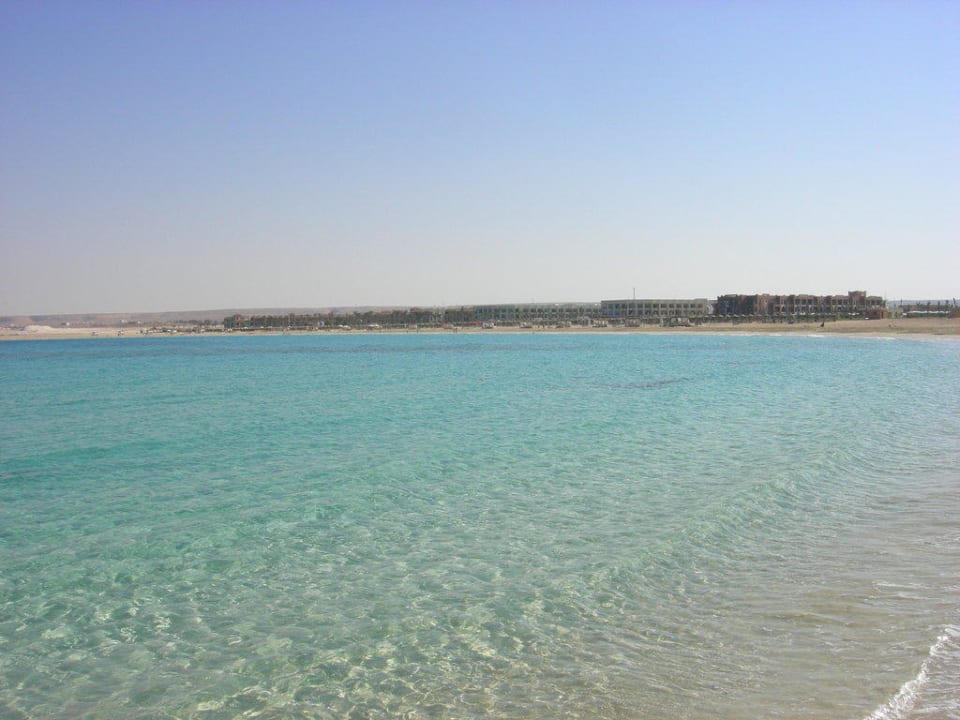 Strand Richtung Hotel (ganz links) Jaz Almaza Beach Resort, Almaza Bay