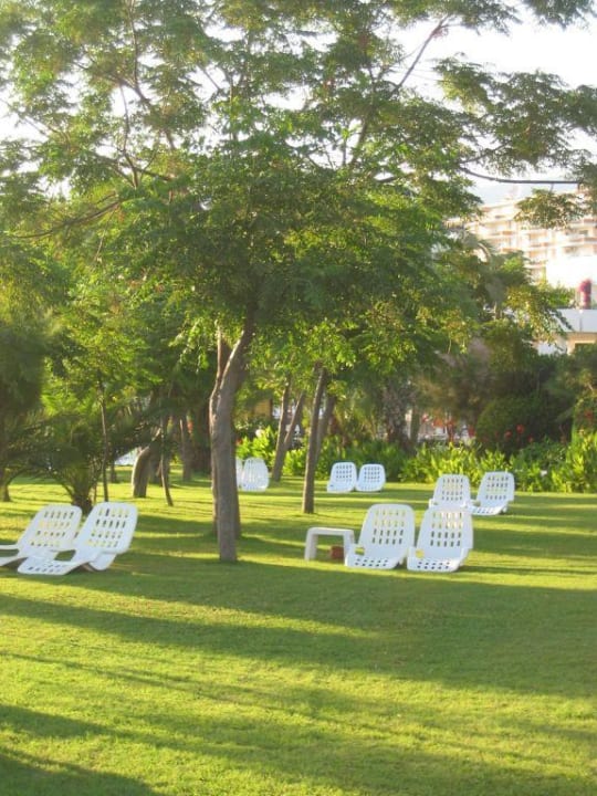 Liegebereich in der Gartenanlage Labranda Alantur Resort