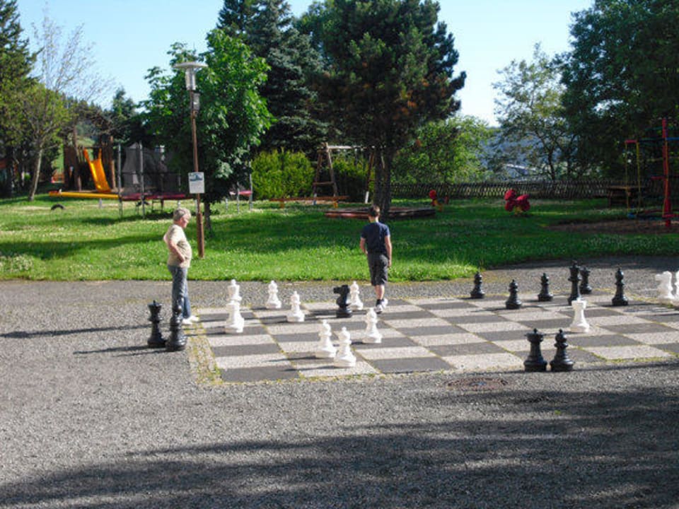 Schach vor der Hotelterrasse AHORN Hotel Am Fichtelberg