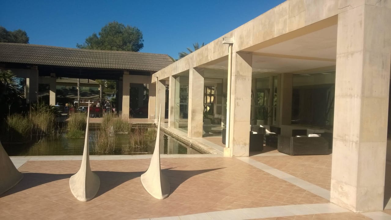 Rechts Eingang mit ein Teich und Fischen allsun Hotel Eden Playa
