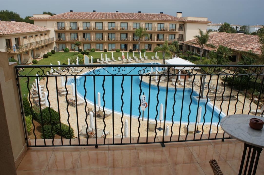 Zimmerausblick auf den Pool La Quinta Menorca By PortBlue Boutique