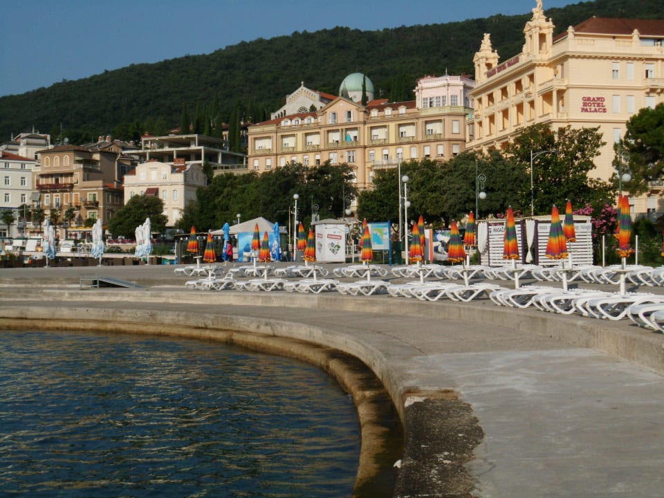 Blick vom Strand zum Hotel Hotel Bellevue - Liburnia
