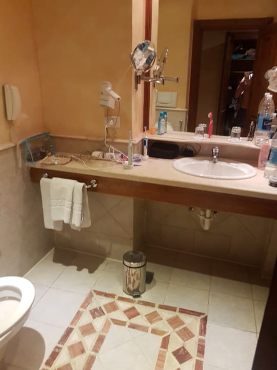 Badezimmer auch hier schlecht beleuchtet grade beim Duschen  The Grand Resort