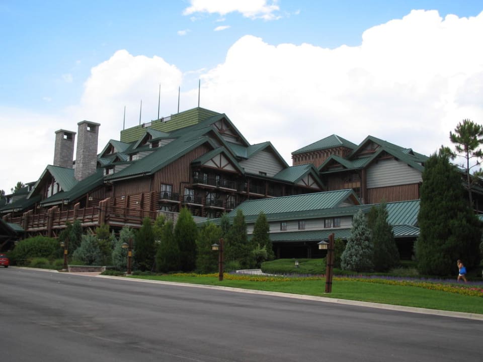 Blick von der Straße zum Eingangsbereich Disney's Wilderness Lodge