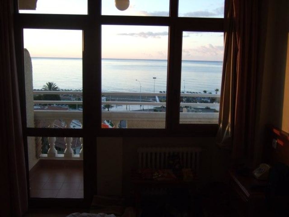 Blick ins Morgenrot aus dem Fenster Zimmer 601  Hotel Los Jazmines