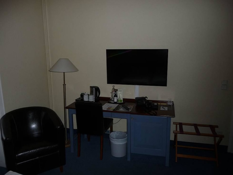 Schreibtisch mit Fachbildfernseher Lindner Hotel Sylt