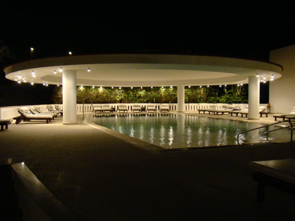 Meerwasserpool am Abend Baron Resort