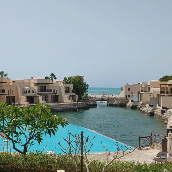 Pool The Cove Rotana Resort