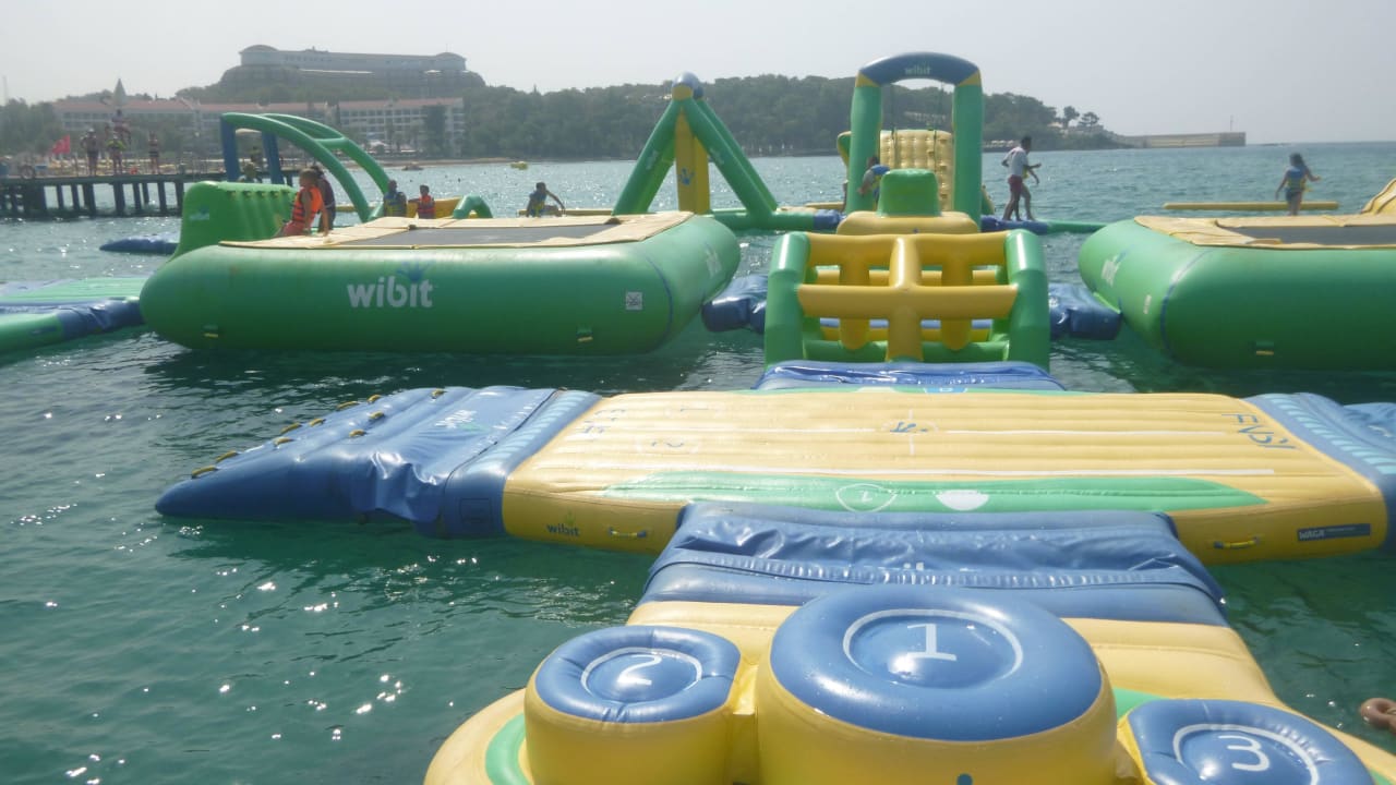 "Wipe-Out"-Anlage neben dem Resort AQI Pegasos Resort