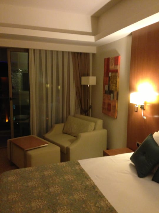 Blick aus dem Duschbereich in das Zimmer Armas Life Belek
